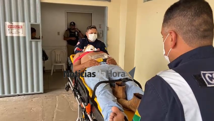 Taxista perde controle de veículo e capota na BR-364, próximo ao Bujari, após pneu estourar